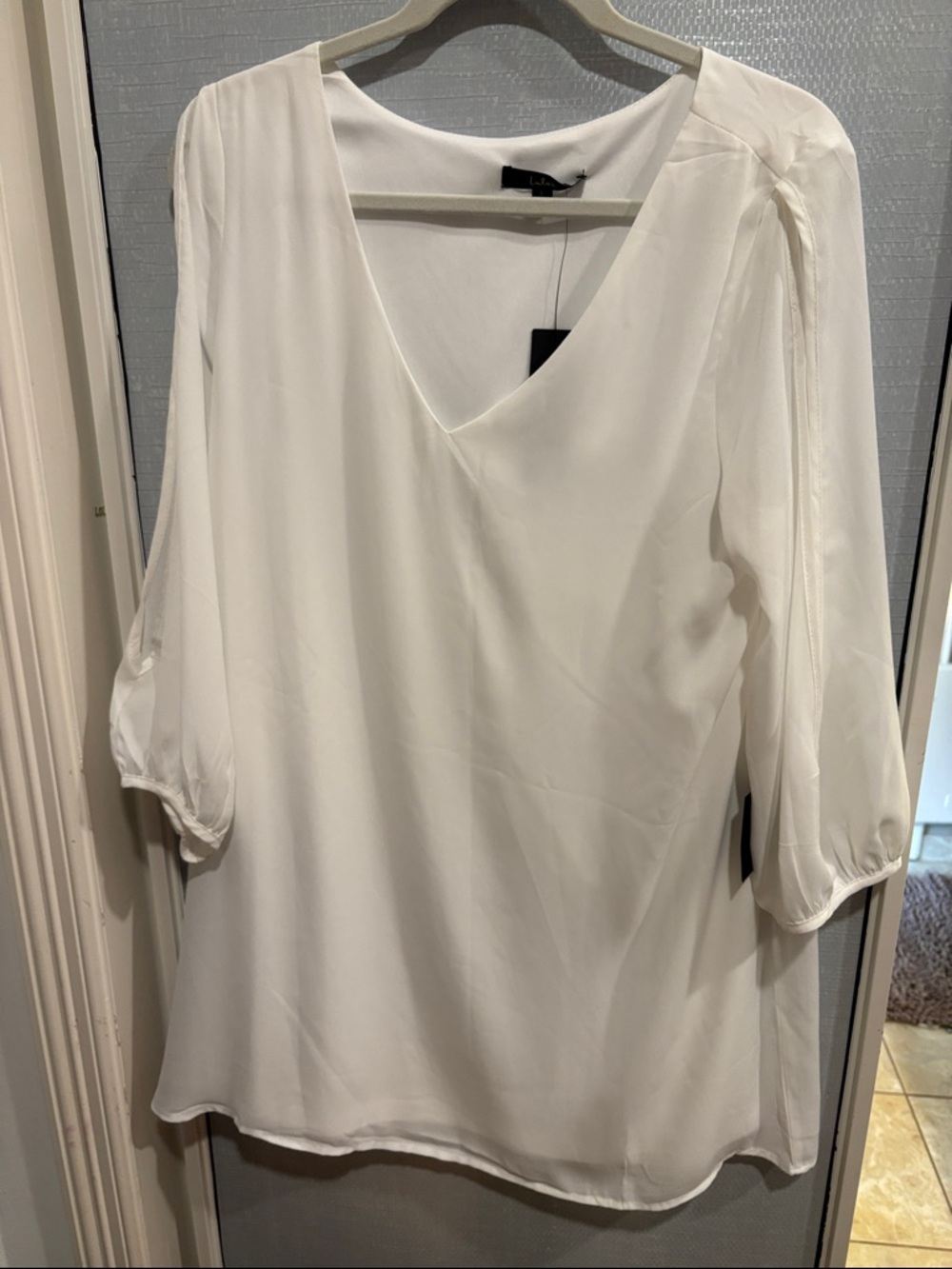 Lulu's White V-Neck 3/4 Sleeve Blouse